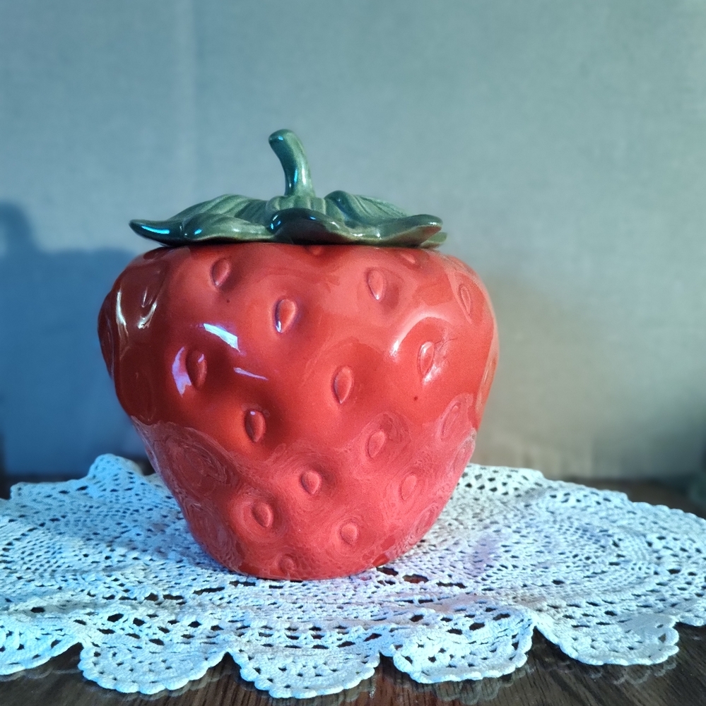 Vintage strawberry cookie jar "unmarked"